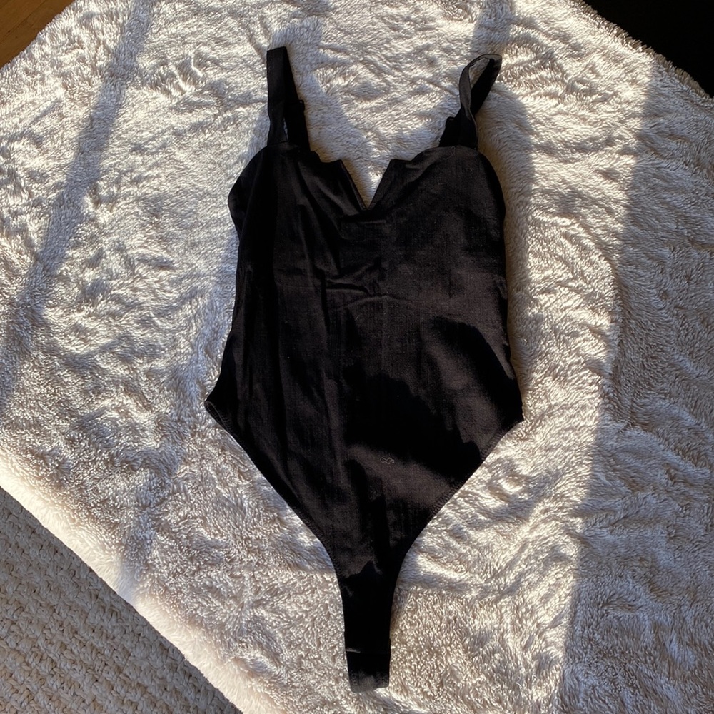 Free people women’s black bodysuit v neck size medium